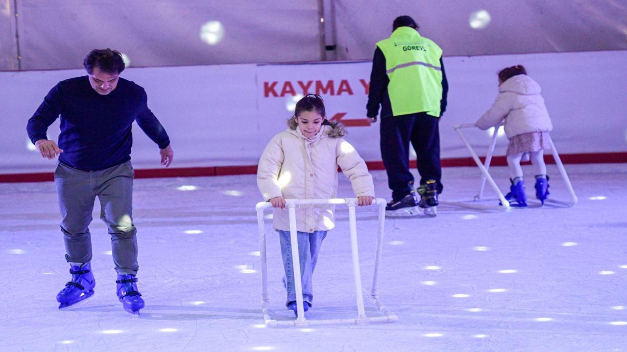 İzmir'de kışın keyfi buzda yaşanıyor
