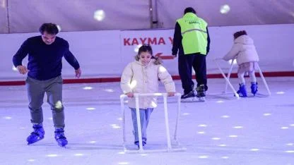 İzmir'de kışın keyfi buzda yaşanıyor
