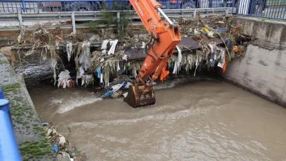 İzmir’de kuvvetli yağış alarmı: 1310 personel, 342 araç ve 200 pompa ile sahada