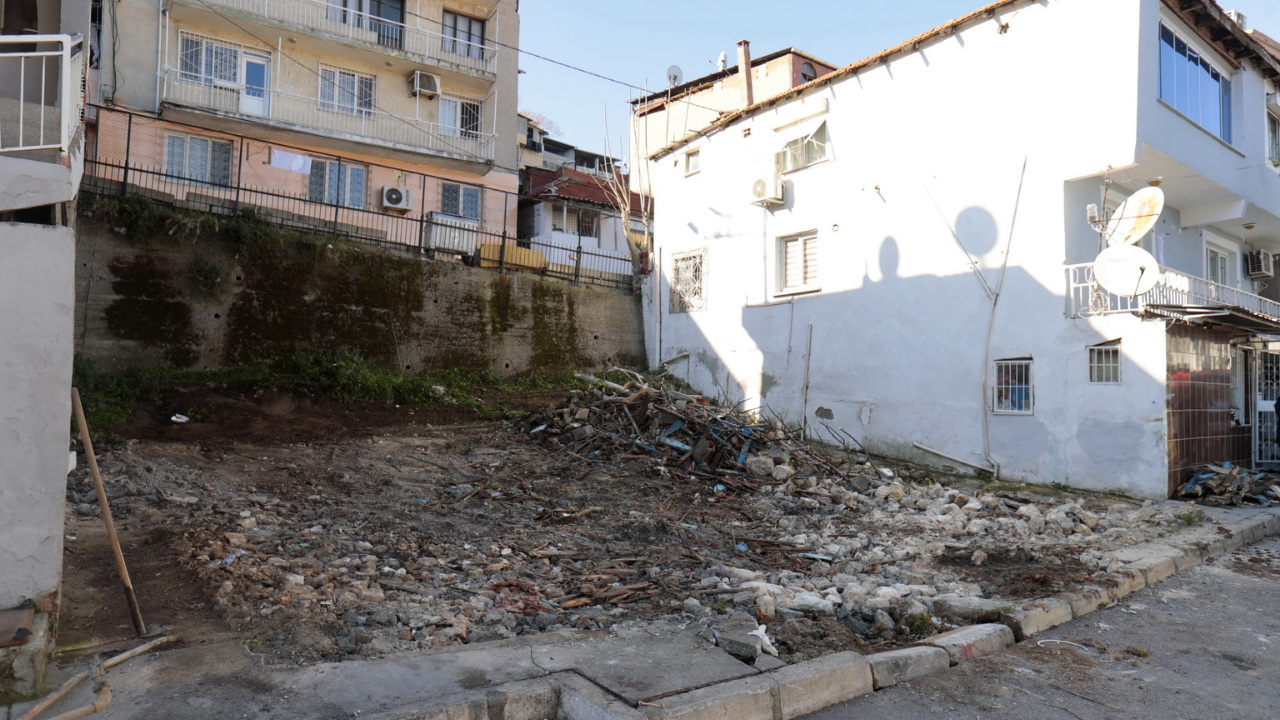 Konak’ta metruk bina yıkımları sürüyor
