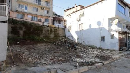 Konak’ta metruk bina yıkımları sürüyor
