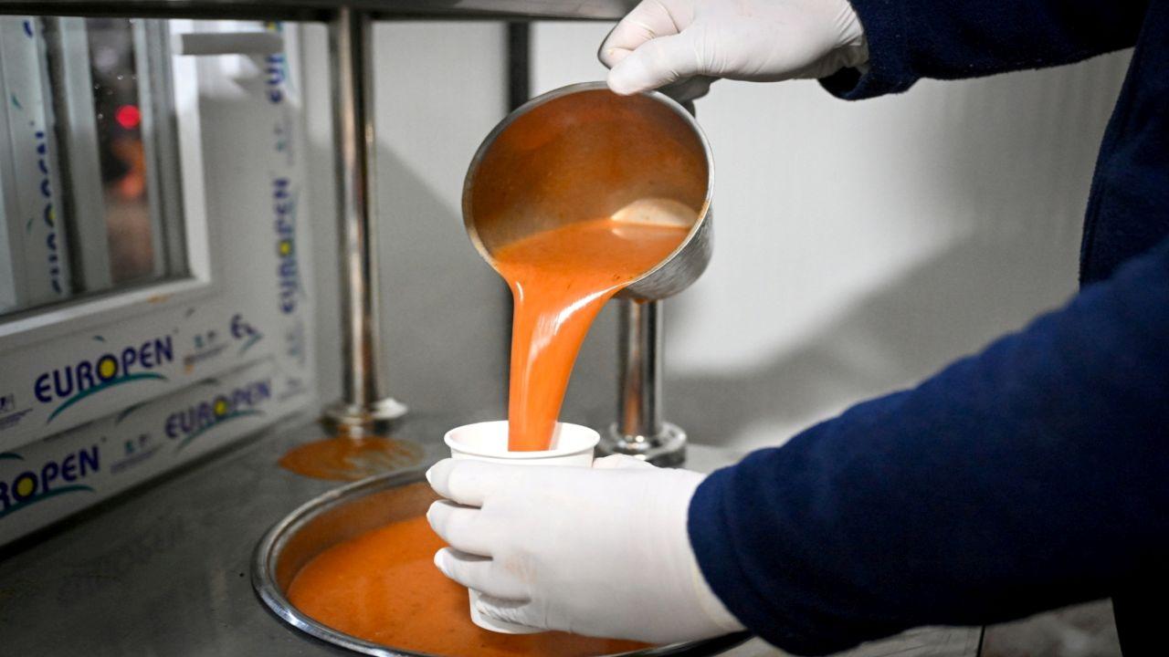 Sabahın ilk saatlerinde metro çıkışlarında çorba ikramı