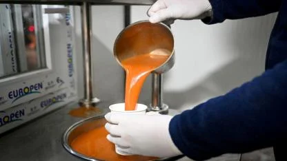 Sabahın ilk saatlerinde metro çıkışlarında çorba ikramı