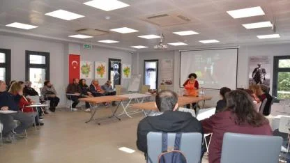 Üretici Pazarında çocuklara tohum, ailelerine sirke yapım atölyesi