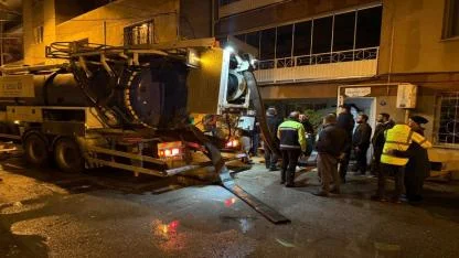 Yıldırım düştü, gelgit nedeniyle dereler taştı