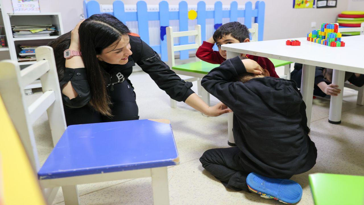 Buca’da miniklere deprem eğitimi