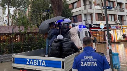 Büyükşehir’in zabıtası İzmirliyi sırtında taşıdı