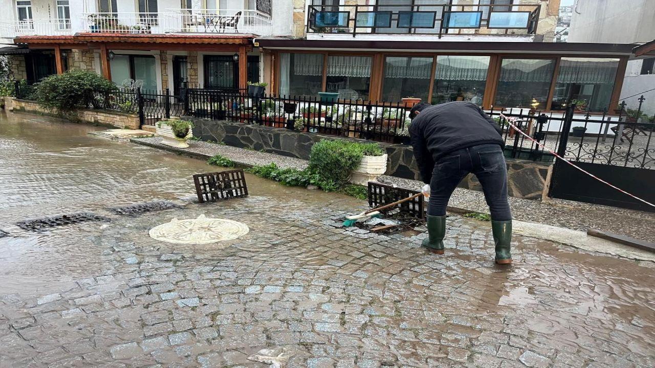 Foça Belediyesi yağışlara karşın tüm ekibiyle sahada