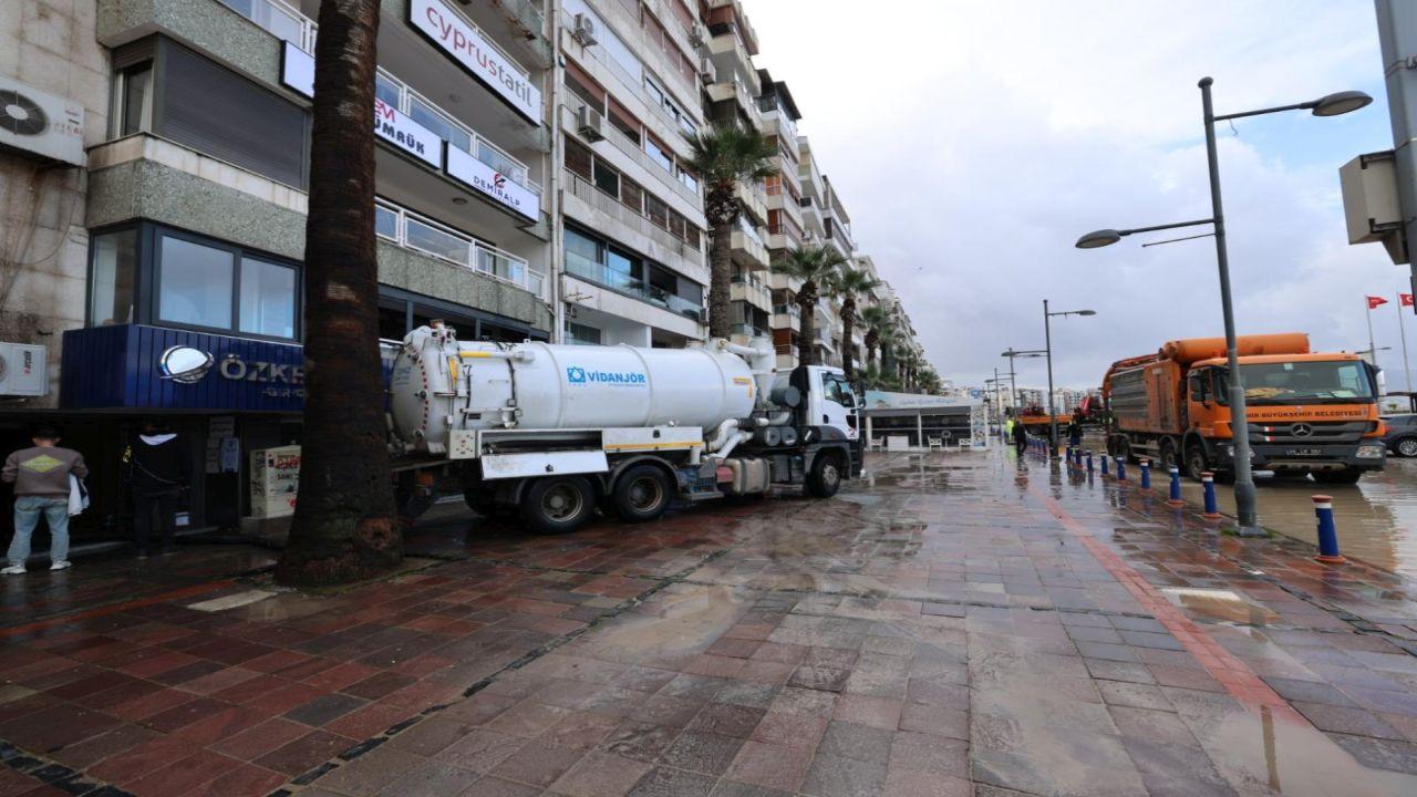 İzmir Büyükşehir Belediyesi sahada: 412 iş makinesi ve 1365 personel görevde