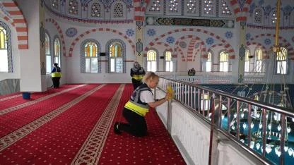 Karabağlar’da Camilere Ramazan Temizliği