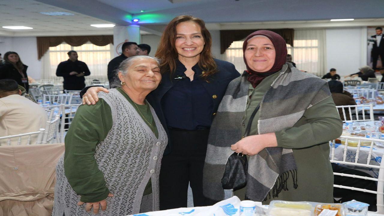 Karşıyaka’da ilk iftar sofrası Cumhuriyet Mahallesi’nde kuruldu