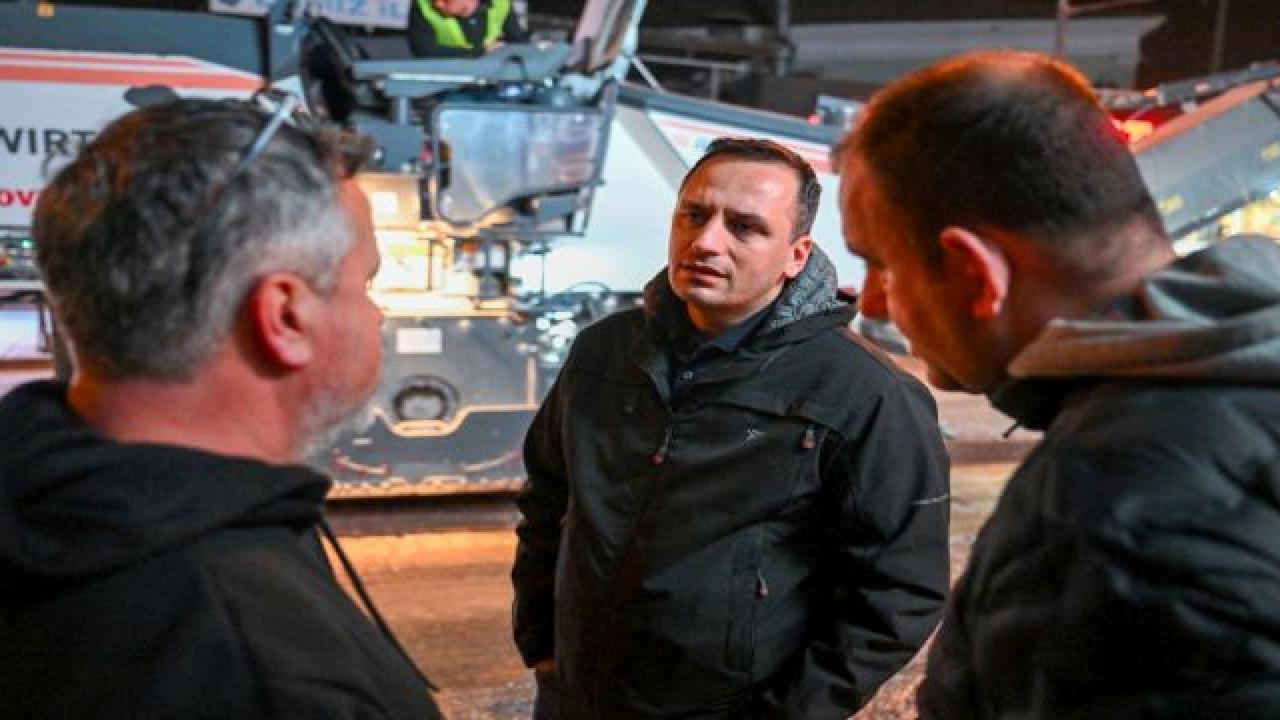 Bornova’da gece asfalt mesaisi