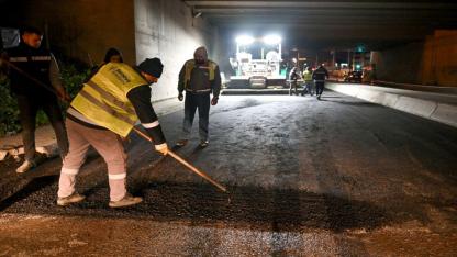 Bornova’da yağmur bitti, asfalt serimi başladı