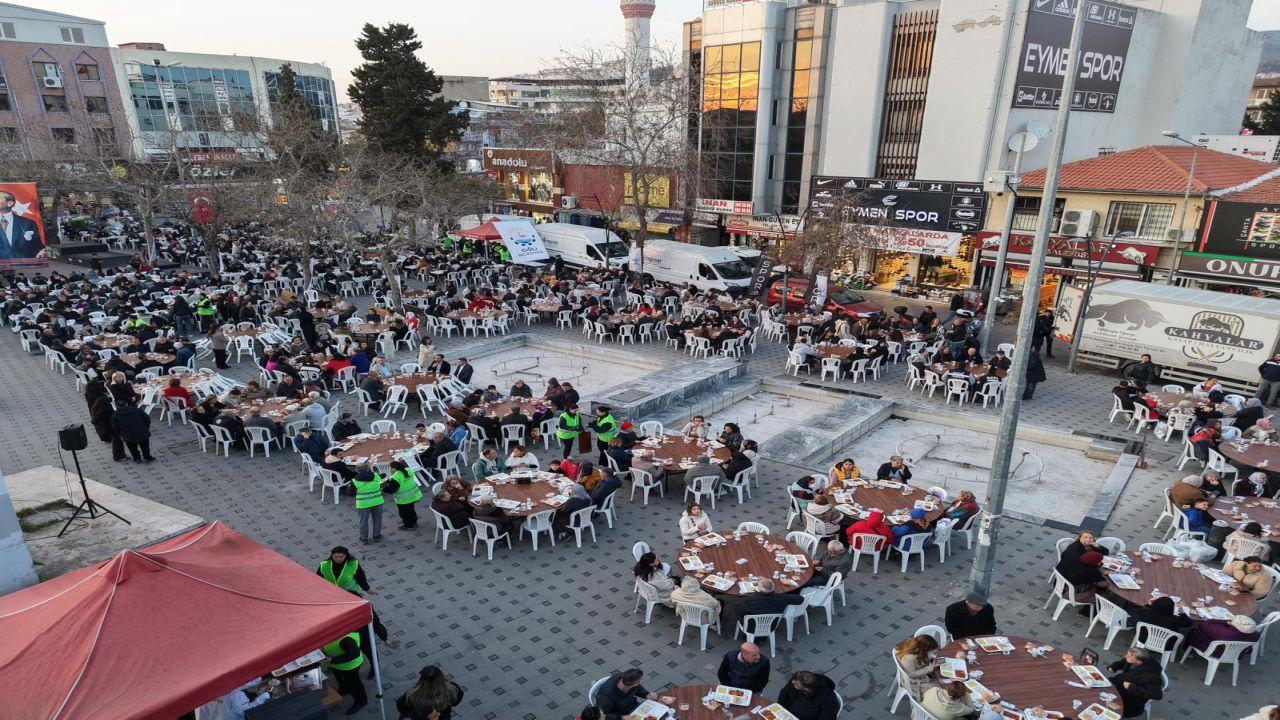 Çiğli’de Kadir Gecesi’nde Binler Aynı Sofrada Buluştu