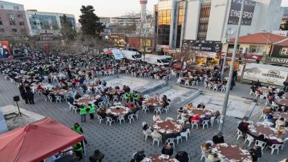 Çiğli’de Kadir Gecesi’nde Binler Aynı Sofrada Buluştu