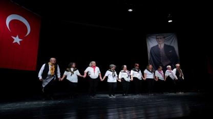 Konak’tan Yaşlılara Saygı Haftası’nda gençlere taş çıkaran performans