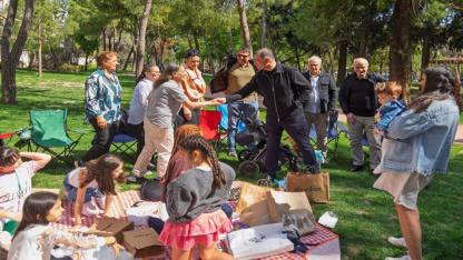 Başkan Tugay’dan Hasanağa Bahçesi’nde sıcak hafta sonu buluşması