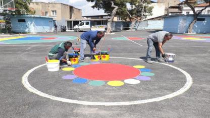 Konak’ta ‘renkli dokunuş’ okul bahçelerine de geldi