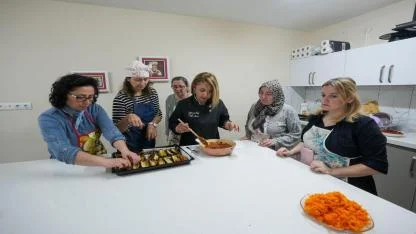 Mutfak atölyesinde Gaziemir’in yeni aşçıları yetişiyor