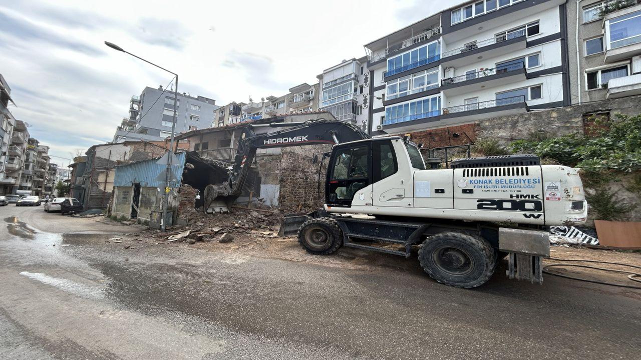 Konak’ta metruk bina yıkımları tam gaz