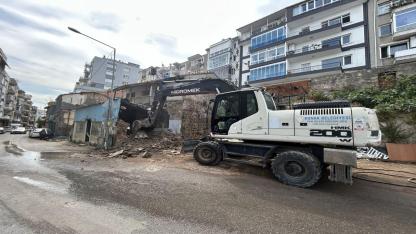 Konak’ta metruk bina yıkımları tam gaz