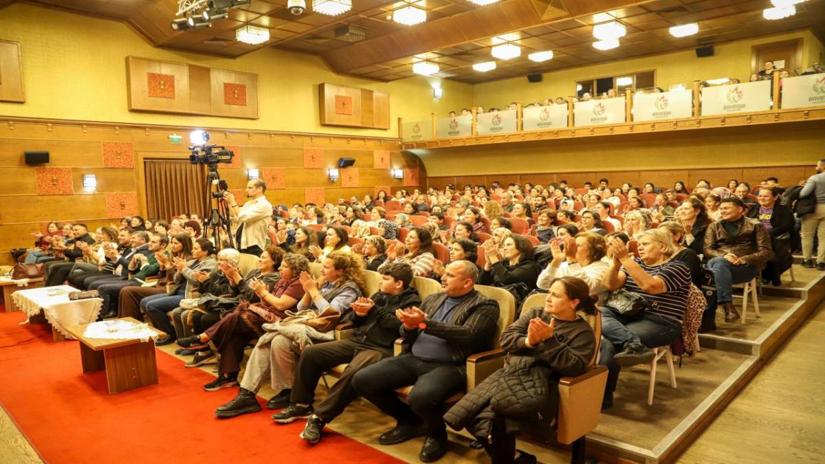 Alayına Makara Tiyatrosu Bayındır’da Gülmekten Kırdı Geçirdi