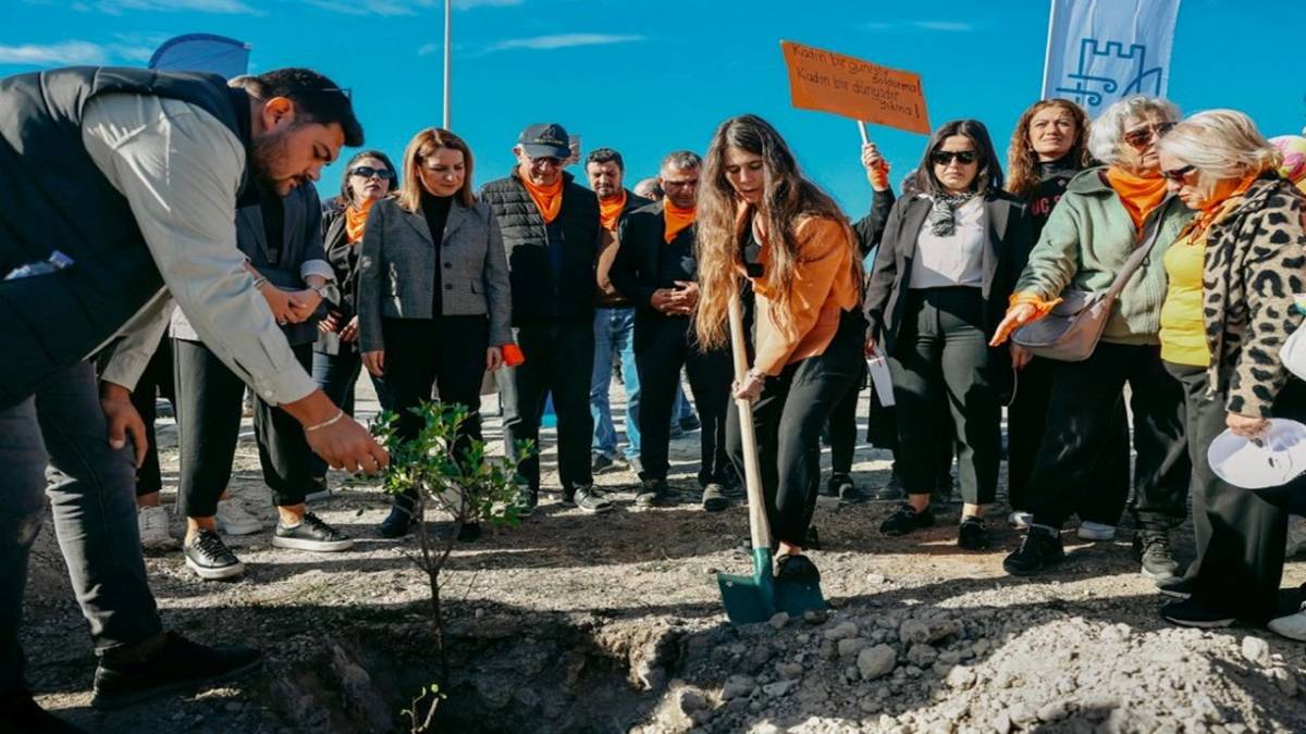 Çeşme’de 411 fidan, binlerce adım, tek bir söz: “İstanbul Sözleşmesi yaşatır”